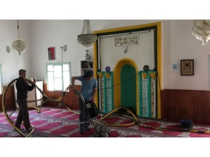 Belediyeden Ramazan Öncesi Camilerde Temizlik Çalışması