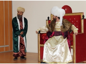 Öğretmenler Hayallerini Tiyatro Sahnesinde Gerçekleştiriyor