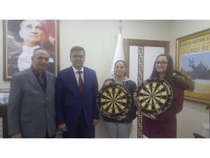 Başkan Yalçın’dan Başarılı Sporculara Dart Board Hediye Etti