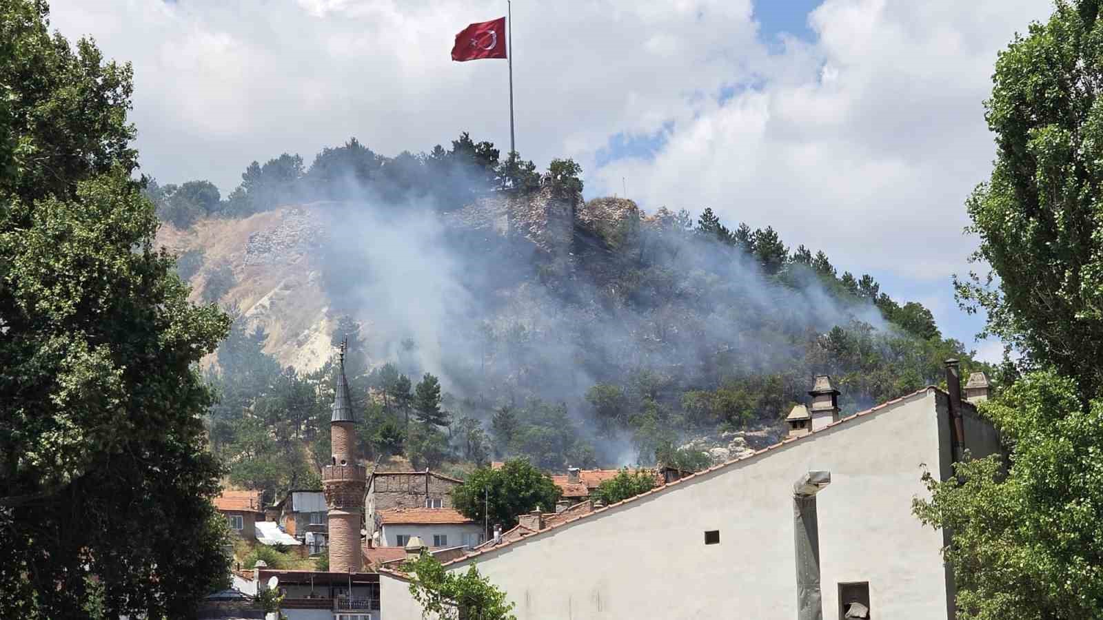 kutahya-hisar-kalesi-nde-yangin-panigi