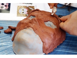 Çamurla Sahne Maskesi Yapmayı Öğrendiler