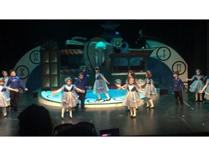 Küçük Tiyatroculardan Büyük Performans