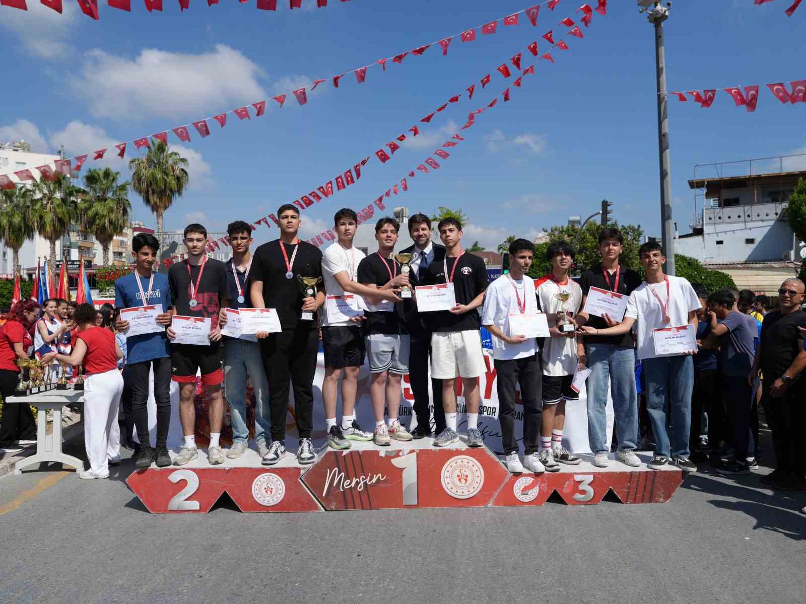 tarsus-ta-19-mayis-coskusu-genc-sporcular-odullendirildi
