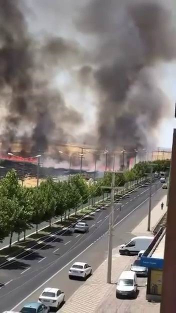 diyarbakir-da-aniz-yangini-dumanlar-gokyuzunu-kapladi