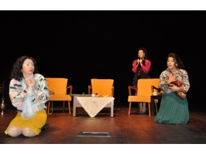 ’Kozalar’ Tiyatro Oyunu Uşak’ta Sahnelendi