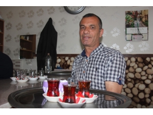 Çaylar 6 Dil Bilen Çaycıdan