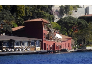 Tarihi Yalı Onarılmayı Bekliyor