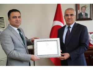 Vergi Borcu Bulunmayan Bingöl Belediyesine Plaket