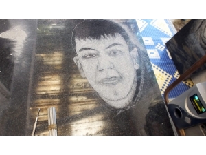 Granit Taş Üzerine Resim Yapıyor