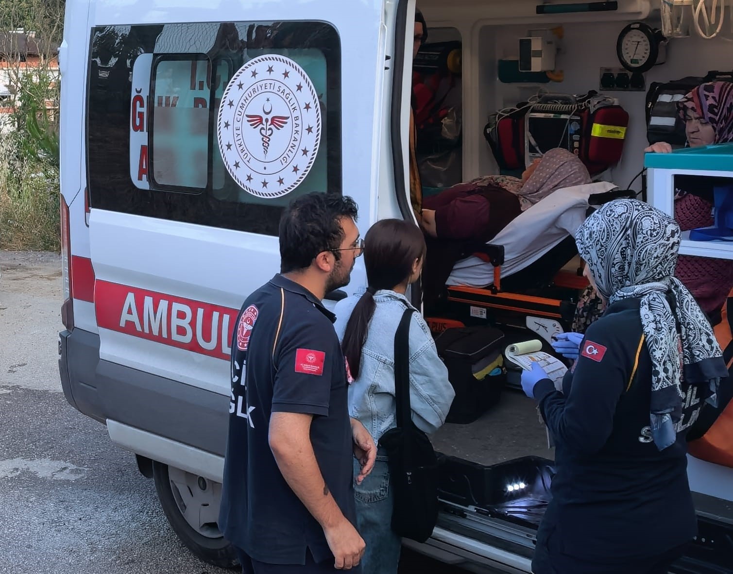 tarim-iscilerini-tasiyan-servis-devrildi-6-isci-yarali
