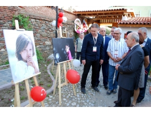 Fotoğraf Sergisinin Geliri Okula Bağışlanacak