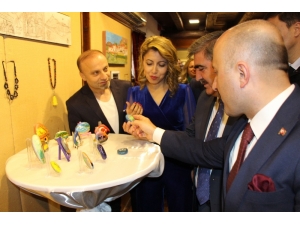 Taşlara Çizdiği Resimlerle Sergi Açtı