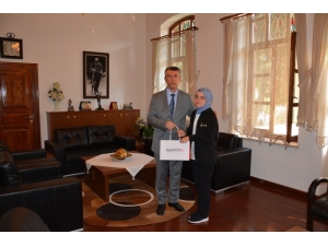 Tübitak Türkiye Birincileri Kaymakam Sırmalı’yı Makamında Ziyaret Ettiler