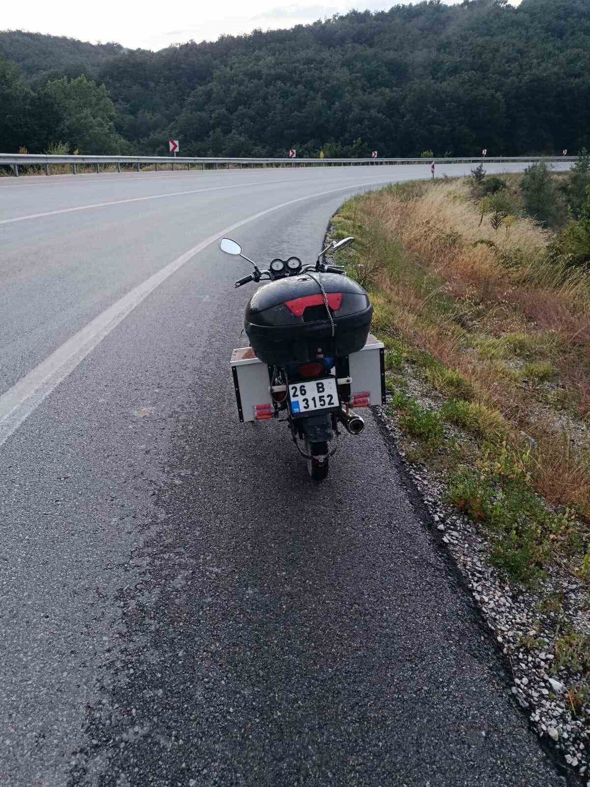 direksiyon-hakimiyetini-kaybeden-motosiklet-surucusu-yoldan-cikti-1-yarali