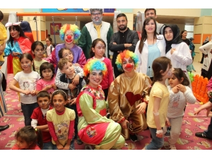 Üniversite Öğrencileri Çocuklara Keyifli Anlar Yaşattı