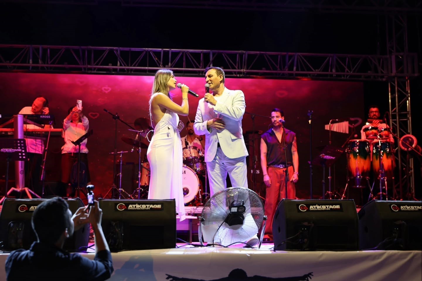 tavas-ta-zeybek-kultur-ve-sanat-festivali-nde-rafet-el-roman-ruzgari-esti