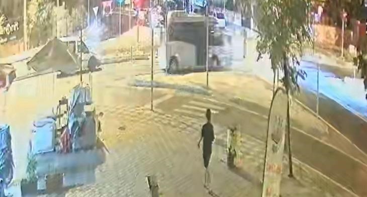 tekirdag-da-kirmizi-isikta-gecen-motosikletle-minibusun-carpistigi-kaza-kamerada