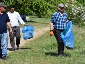 Belediye Başkanı Eldivenleri Giydi Çöpleri Topladı