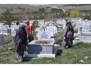 Kars Belediyesi Mezarlıkları Ağaçlandırıyor