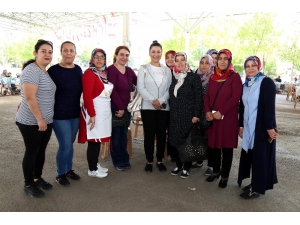 İclal Aydın Hanımeli Pazarını Ziyaret Etti