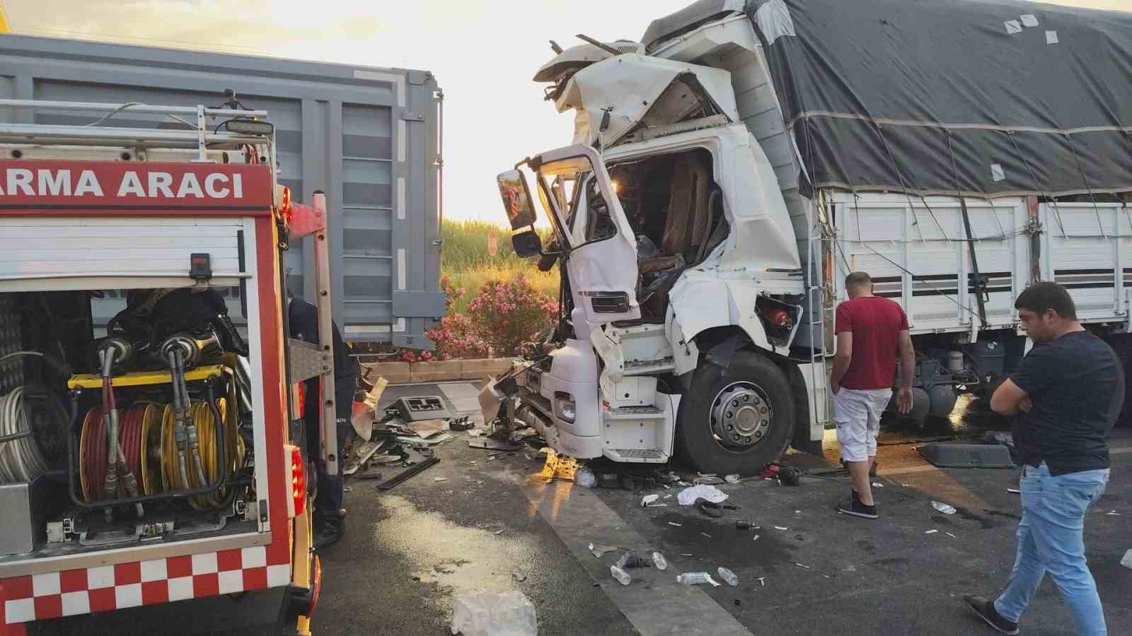 tira-arkadan-carpan-kamyonun-surucusunu-sikistigi-yerden-itfaiye-kurtardi