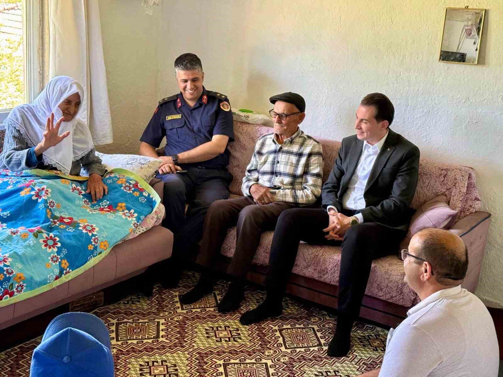 hisarcik-kaymakami-atam-dan-yasli-cifte-anlamli-ziyaret