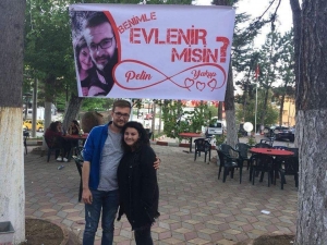 Çay Bahçesinde İlginç Evlenme Teklifi