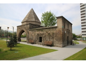 Dört Ayaklı Türbe’nin Onarımı Ve Çevre Düzenlemesi Tamamlandı