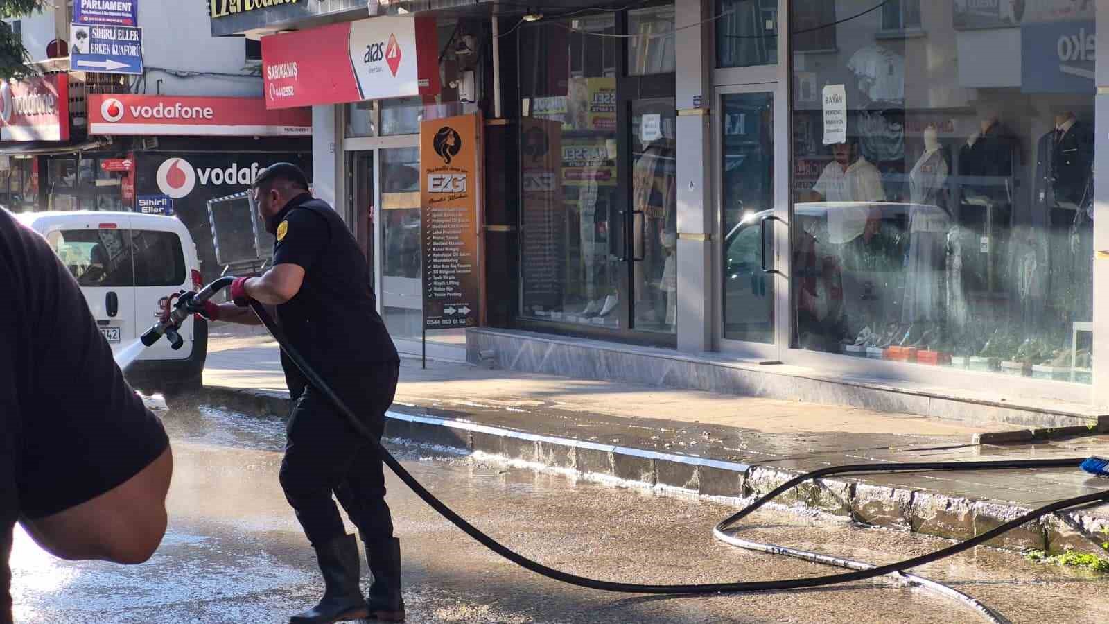 sarikamis-ta-cadde-ve-kaldirimlar-tazyikli-suyla-yikaniyor