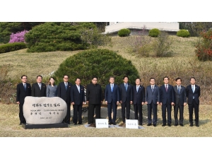 Güney Ve Kuzey Kore Liderleri Sınırda Barış İçin Ağaç Dikti