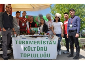 Uşak Üniversitesi’nde Öğrenci Toplulukları Stant Çalışmalarına Devam Ediyor