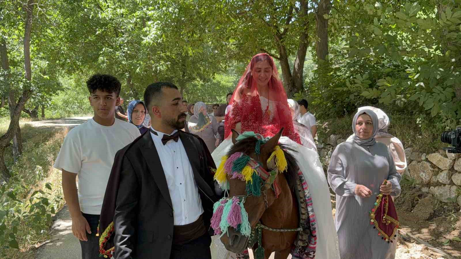 bitlis-te-atli-gelin-gelenegi-renkli-goruntuler-olusturdu