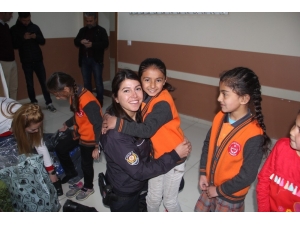 Başkale Polisinden 500 Öğrenciye Giyim Yardımı