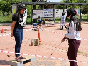 Üniversite Öğrencileri 5 Dakikalığına Görme Engelli Oldu