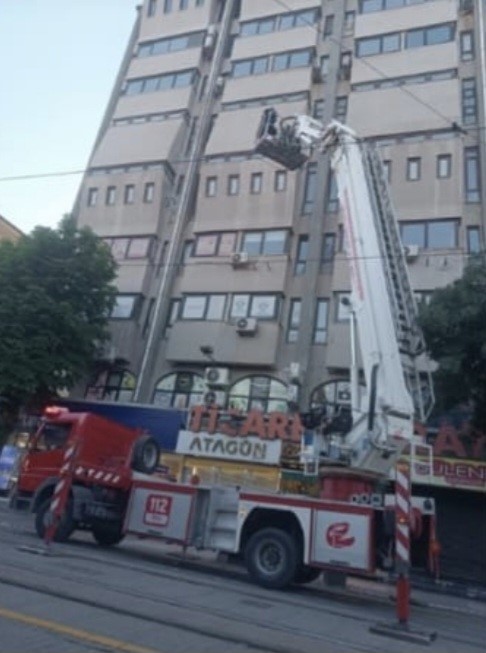binanin-dis-cephesindeki-beton-parcalar-yayalarin-arasina-dustu