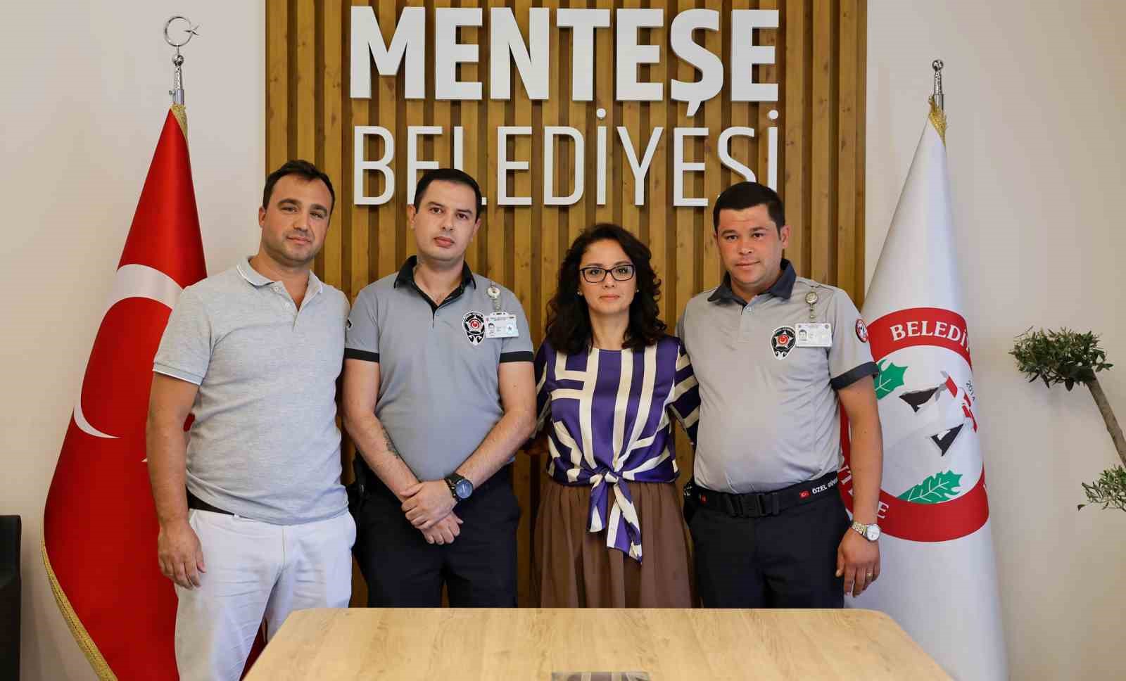 mentese-de-bayrak-saldirisinin-suphelisi-belediye-guvenliginin-dikkatiyle-yakalandi