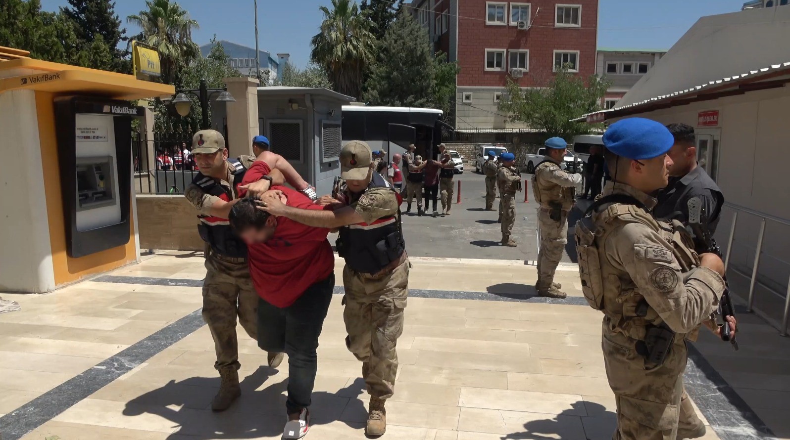 sanliurfa-da-12-kilo-altin-ile-2-milyon-tl-yi-gasp-eden-zanlilar-tutuklandi