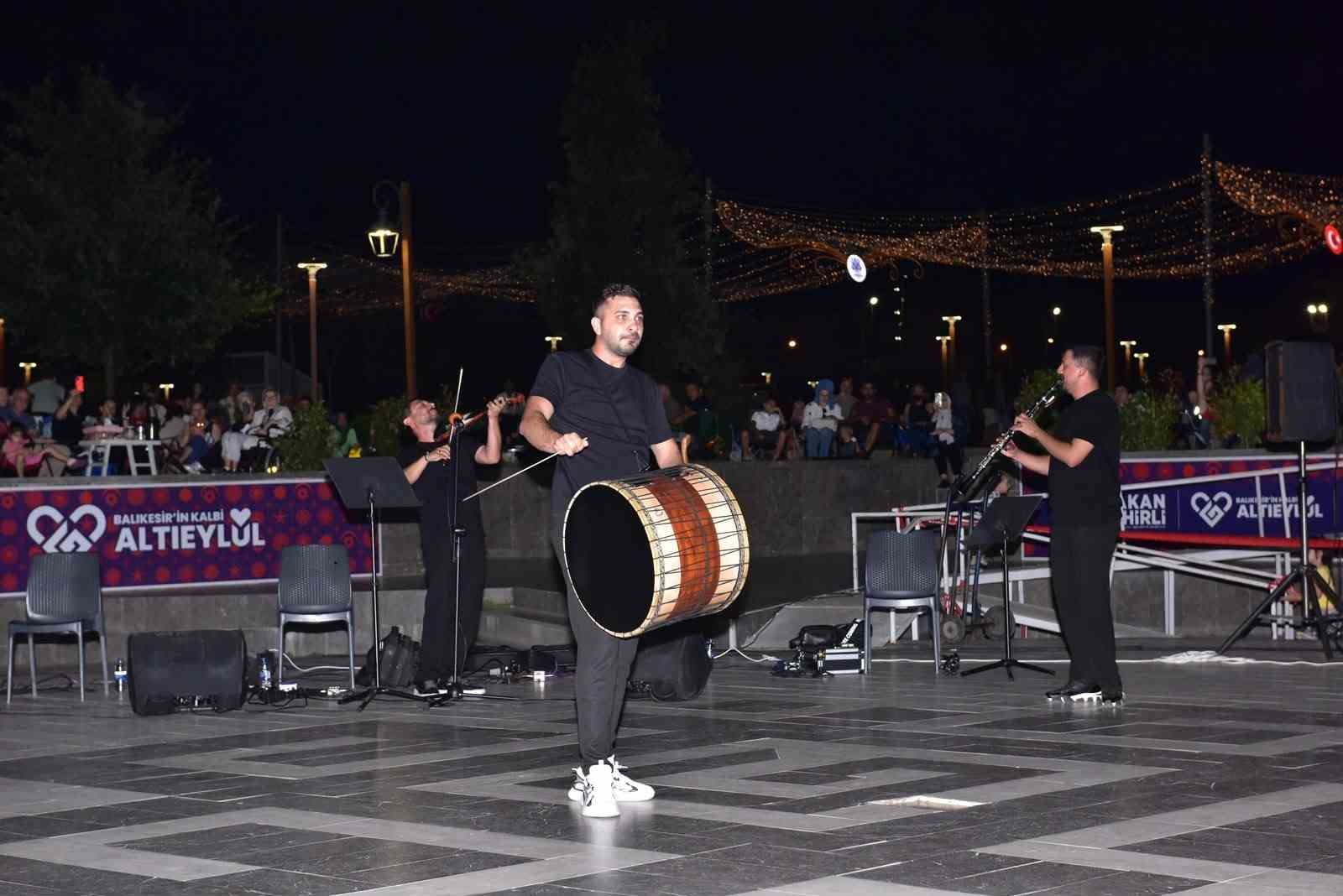 altieylul-de-muzik-dolu-gecede-trio-sahne-aldi
