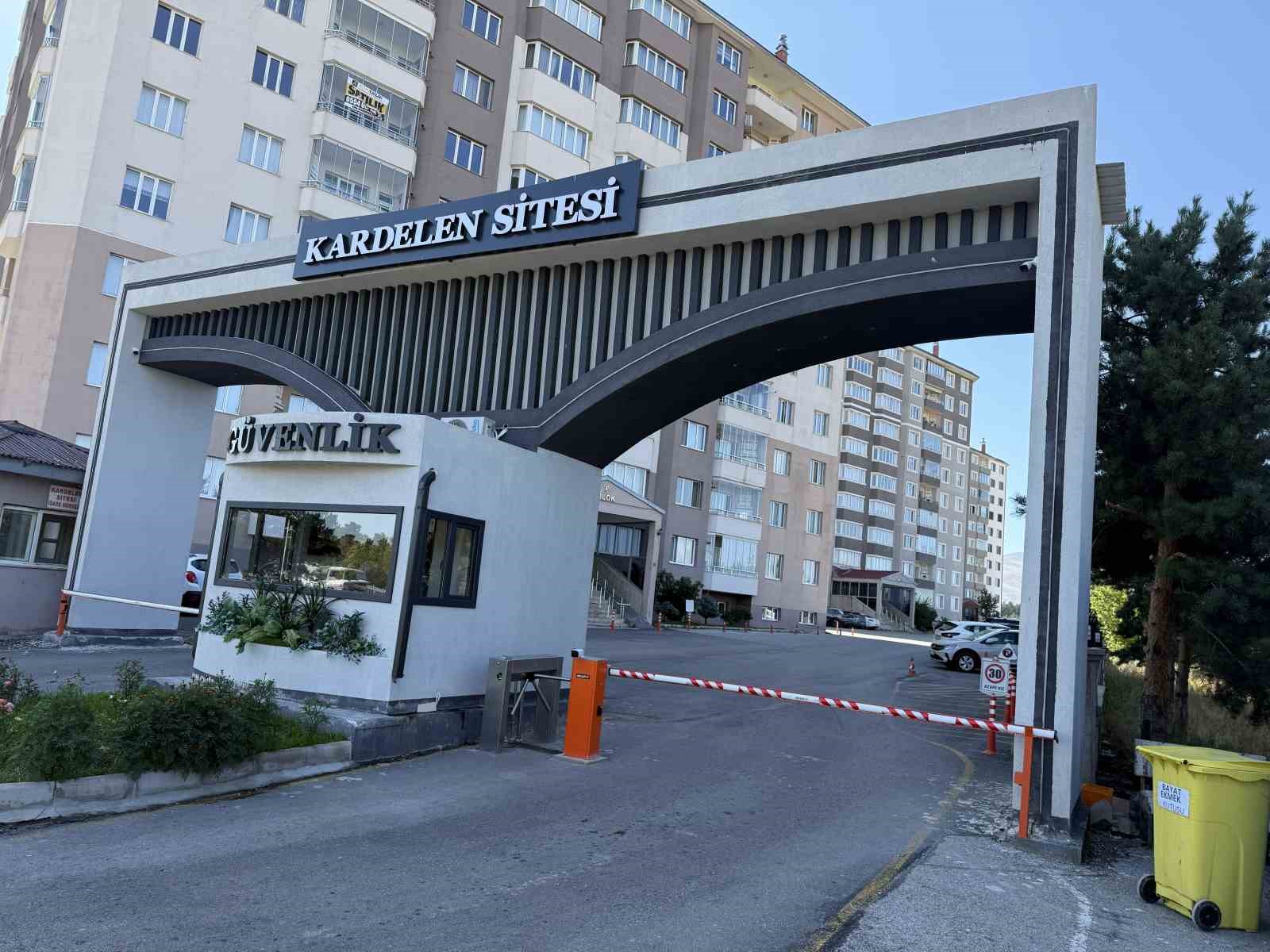 site-sakinleri-palandoken-kaymakami-na-sahip-cikti-kaymakama-itibar-suikasti-yapiliyor