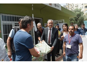 Seyhan’da Kedi Ve Köpekler İçin Mama Dağıtıldı