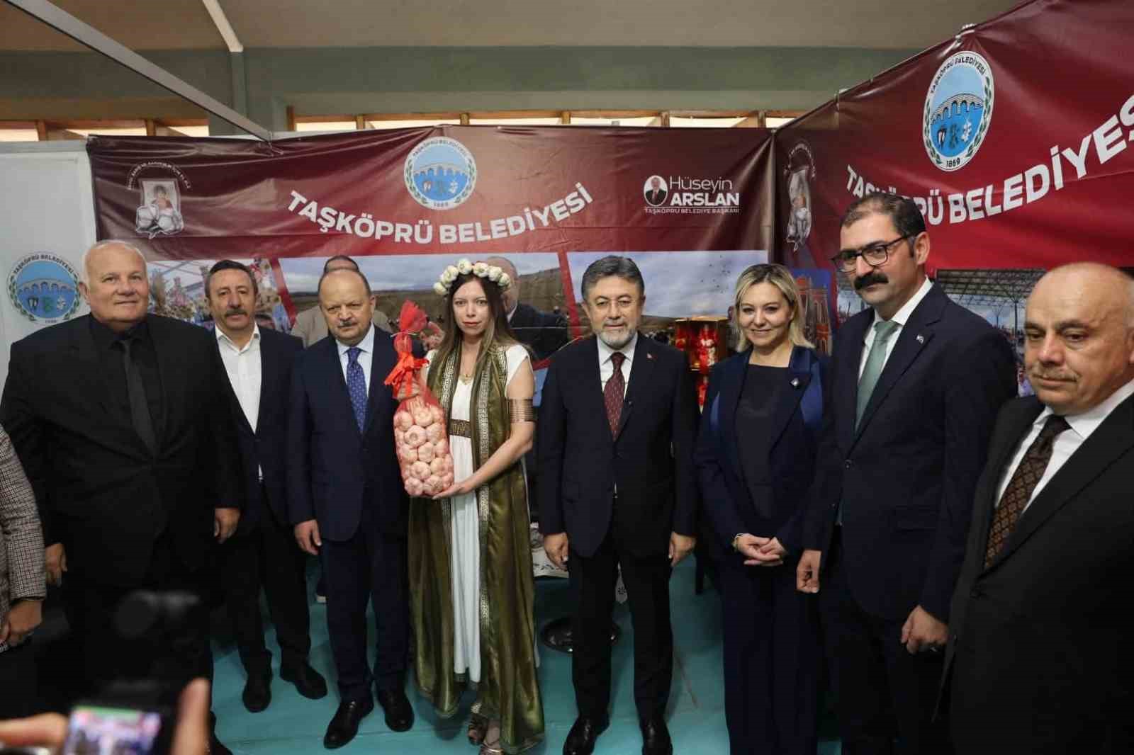 bakan-yumakli-ya-taskopru-sarimsagi-hediye-edildi