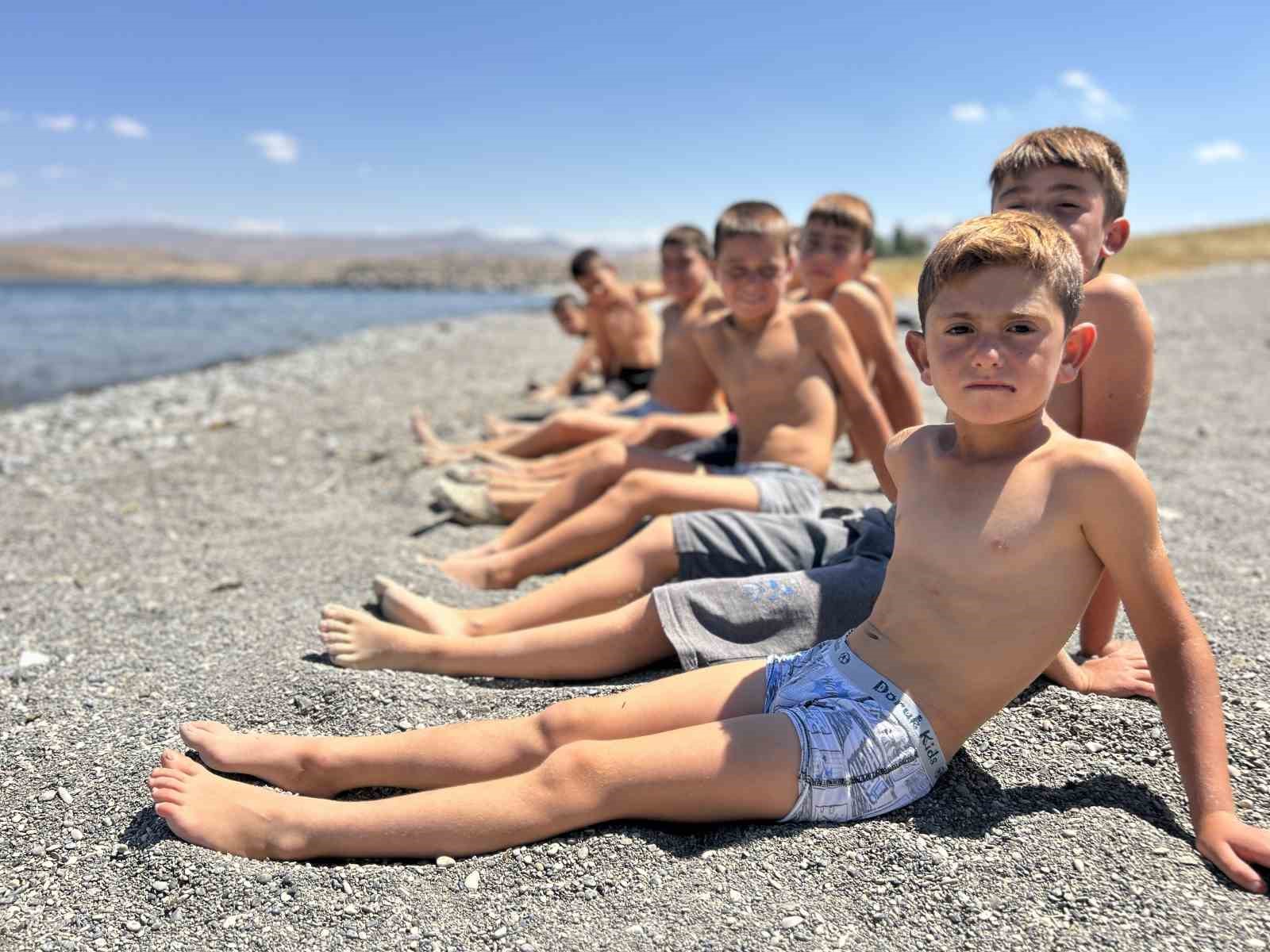 van-golu-nde-yaz-klasigi-cocuklarin-saclari-sarardi