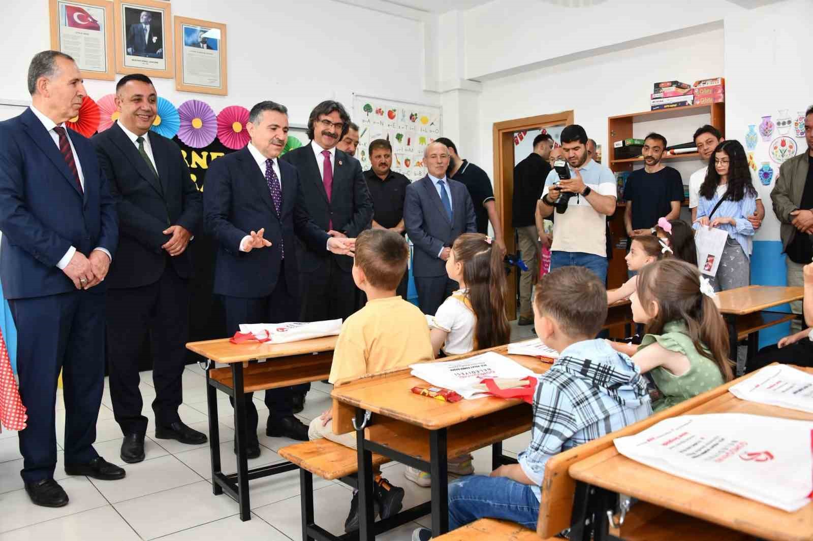 gumushane-de-17-bin-183-ogrenci-karne-sevinci-yasadi