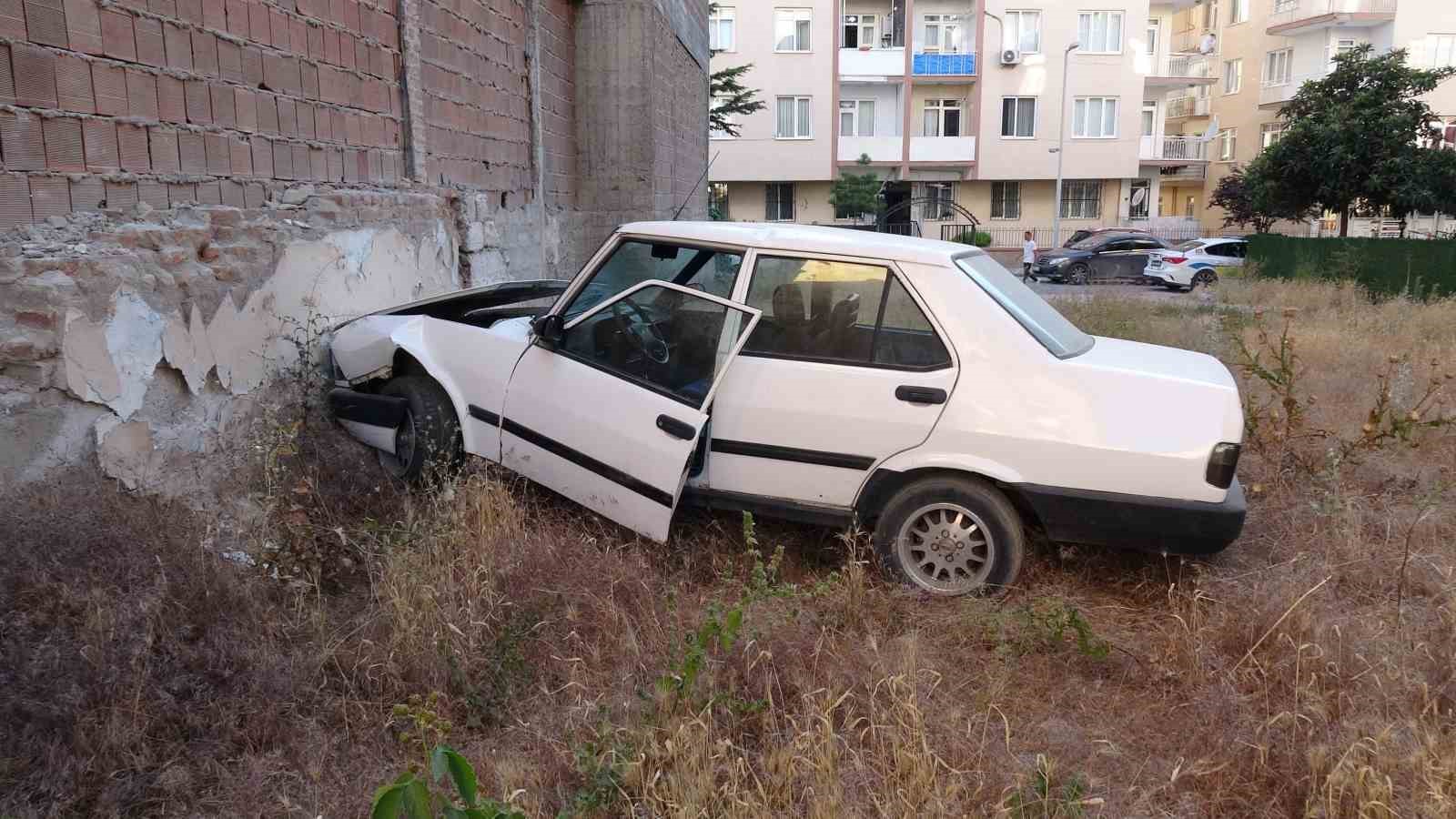 duvara-carpan-otomobilin-surucusu-kayiplara-karisti