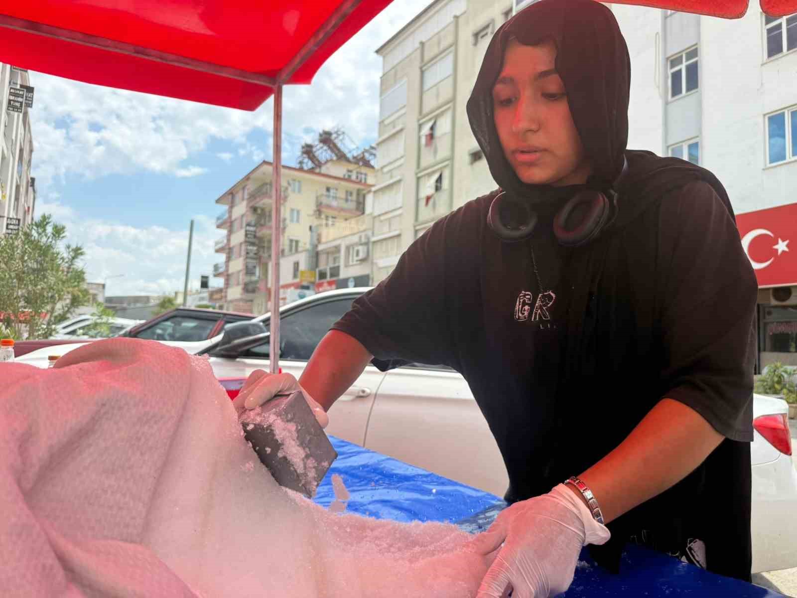 babasinin-toroslarin-zirvesinde-agac-motoruyla-kesip-getirdigi-karlar-14-yasindaki-kubra-nin-tezgahinda-alici-buluyor