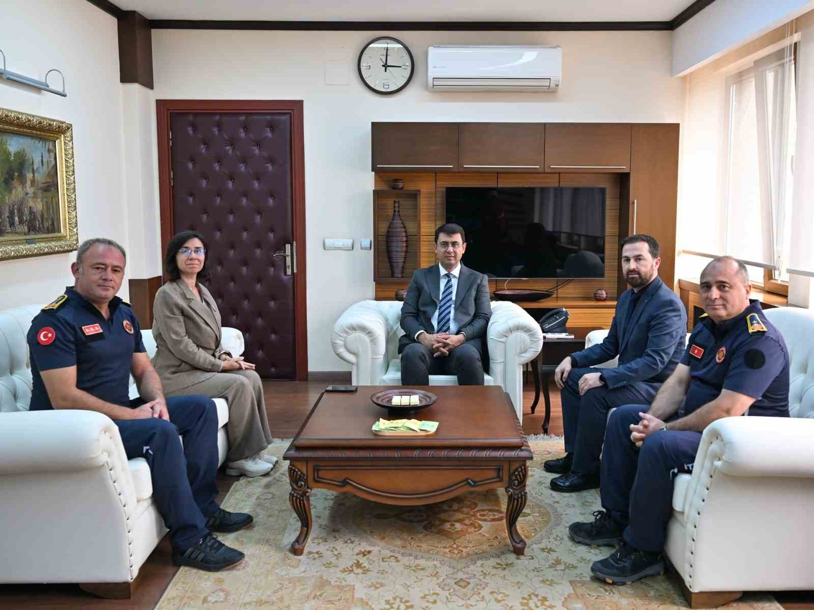 vali-kartal-itfaiyecilik-haftasinda-itfaiyecilerle-bulustu