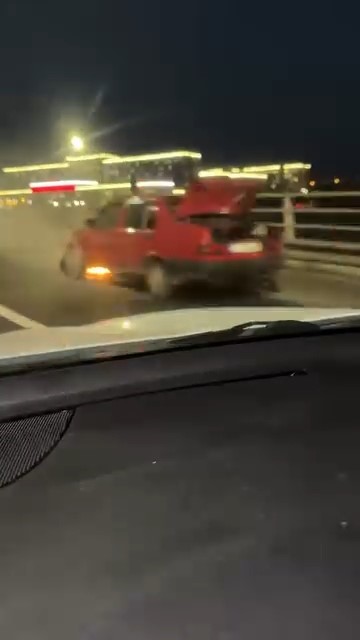 tofas-marka-otomobil-koprunun-uzerinde-alev-aldi