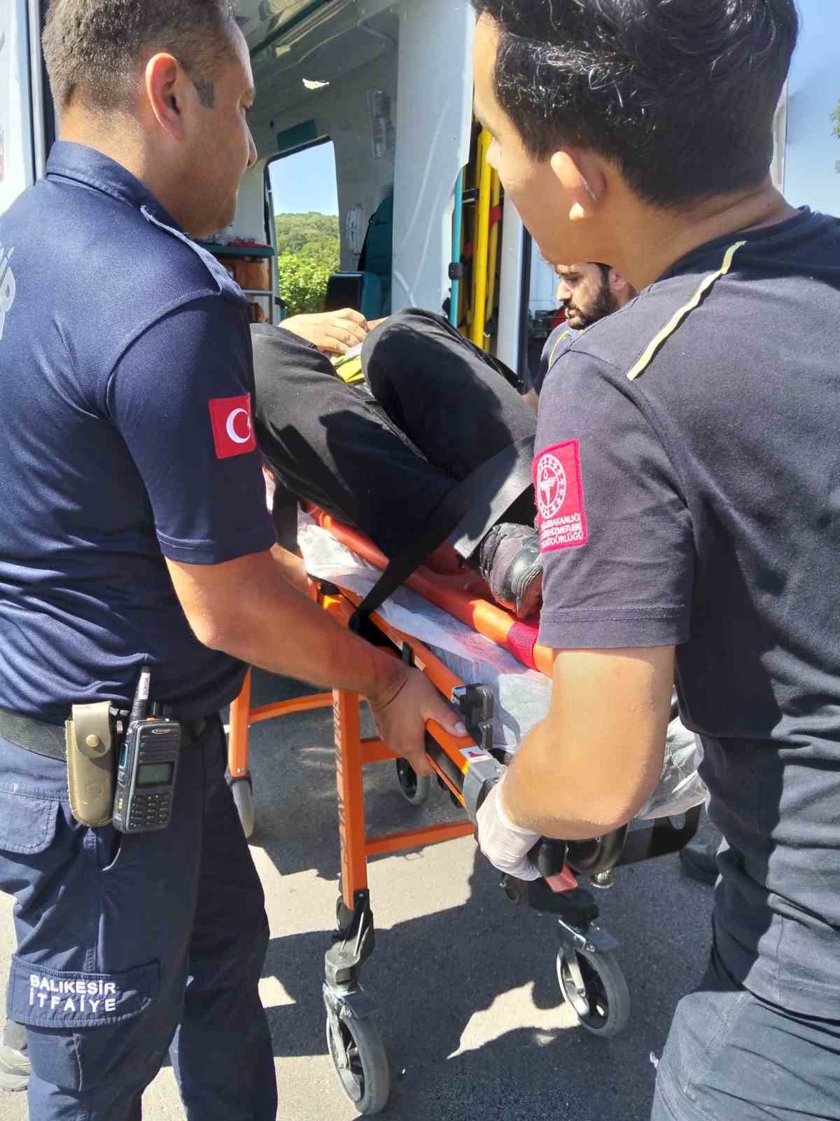 balikesir-de-otomobile-arkadan-carpan-aracta-2-kisi-yaralandi