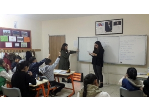 Gönüllü Öğrencilerden Köy Okulunda İngilizce Eğitimi