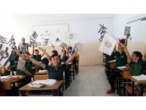 Burhaniyeli Öğrencilerin Kitap Ve Bayrak Sevinci